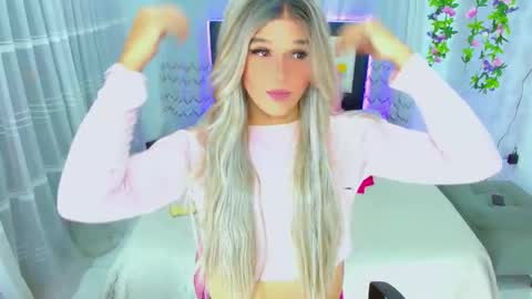 zoeschmmit online show from May 19, 1:01 am