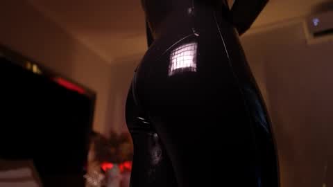 zoevidal_ online show from January 17, 12:14 pm