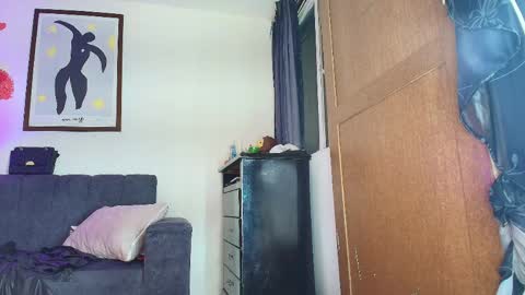 zully_green online show from April 15, 4:16 am